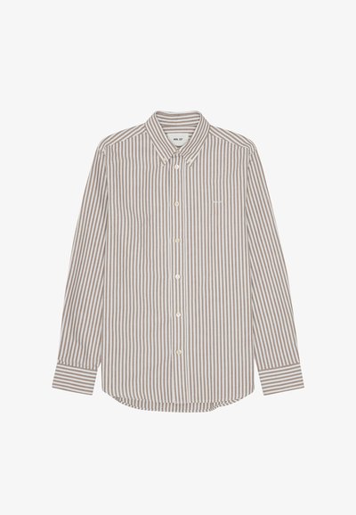 Koszula na guziki z długim rękawem w beżowe i białe pionowe paski, zapięty kołnierzyk i subtelne logo na piersi na jednolitym tle.