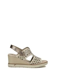 Sandale compensée beige avec une sangle métallique texturée et un design en treillis sur le dessus. Semelle légère avec une légère courbe pour le confort.