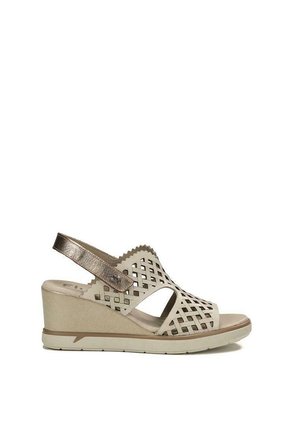 Sandale compensée beige avec une sangle métallique texturée et un design en treillis sur le dessus. Semelle légère avec une légère courbe pour le confort.