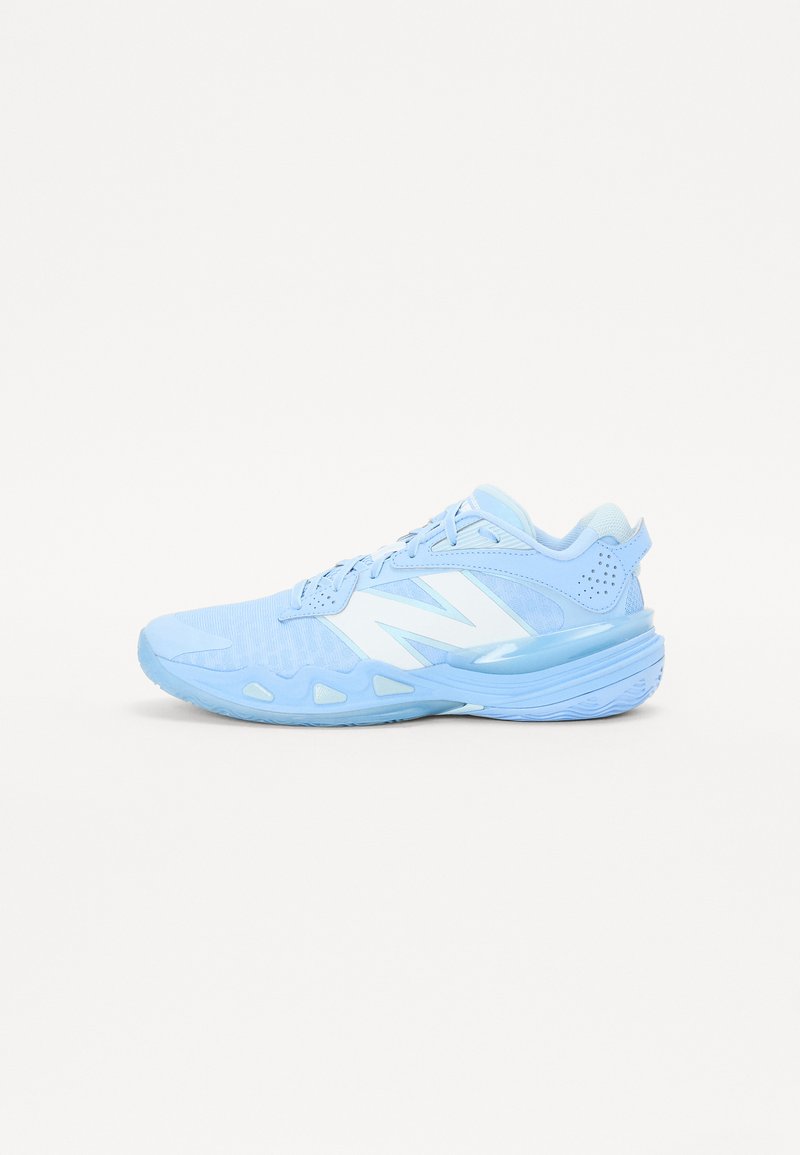 Lyseblå sneakers i atletisk stil med net-læderoverdel, hvide detaljer, polstret sål og et karakteristisk udsnitmønster på ydersålen.