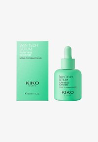 Serum KIKO Milano Skin Tech w 30 ml matowym zielonym szklanym flakonie z pipetą. Pudełko ma matowe wykończenie w kolorze miętowym i czarny tekst.