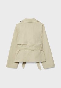 Trench-coat beige raccourci avec manches longues, col large, empiècement au dos et ceinture tombant lâchement à la taille.