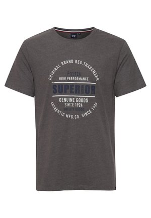 Szürke pamut póló kerek nyakkal. Fehér és tengerészkék színű nyomtatott szöveget tartalmaz. Márka- és minőségi részletekkel bíró. Rövid ujjú.