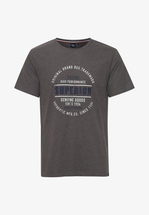 Szürke pamut póló kerek nyakkal. Fehér és tengerészkék színű nyomtatott szöveget tartalmaz. Márka- és minőségi részletekkel bíró. Rövid ujjú.