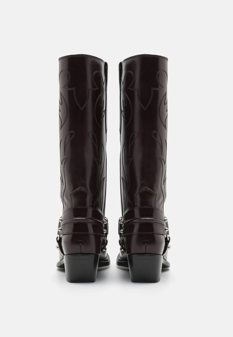 Długie burgundowe skórzane botki do kolan o błyszczącym wykończeniu, z wytłoczonym wzorem kwiatowym, srebrnymi detalami oraz słupkowym obcasem.