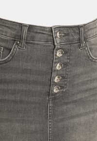Falda de mezclilla gris de talle alto con un cierre frontal de cinco botones, bolsillos clásicos y una textura suave con un desvanecimiento mínimo.