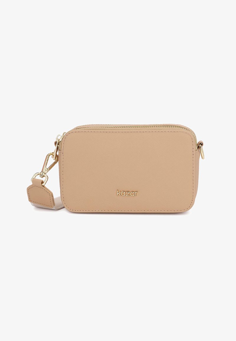 Beige rechthoekige crossbodytas met gouden ritssluiting en verstelbare riem, met het "kazar"-logo in goud in het midden aan de voorkant.