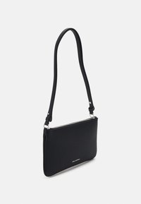 Svart läder crossbody-väska med en texturerad finish, dragkedjeslutning och justerbar rem. Utrustad med silverfärgade detaljer och rektangulär form.