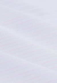 Weißer Stoff mit einem dezenten rosa gestreiften Muster, der eine glatte Textur und ein leichtes, luftiges Aussehen aufweist. Für verschiedene textile Anwendungen geeignet.