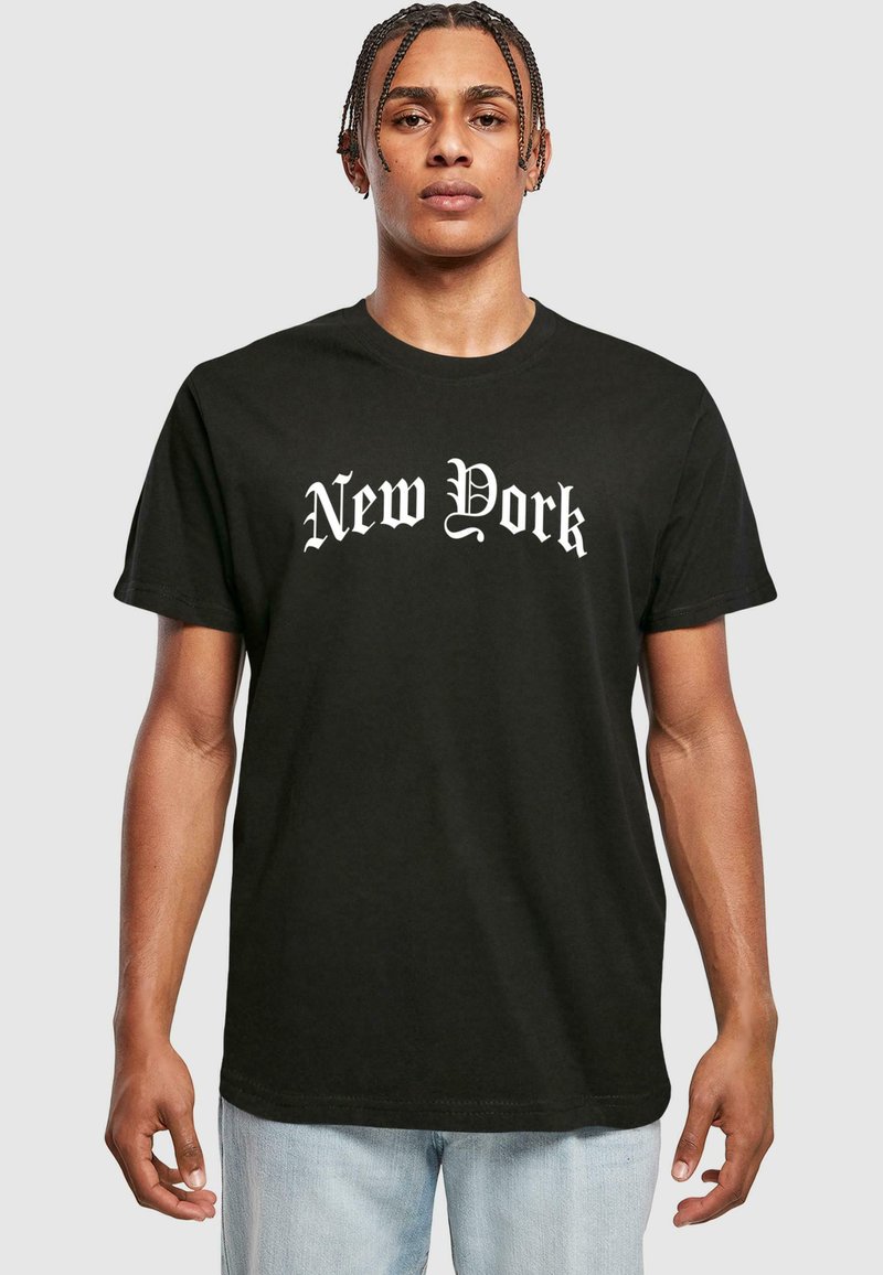 Černé bavlněné tričko s bílým gotickým nápisem "New York". Krátké rukávy, kulatý výstřih a volný střih.