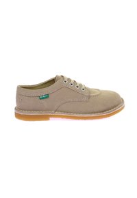 Zapato de cuero beige con cordones y punta redondeada, suela de crepé en contraste y ojales plateados. Presenta el logo verde de Kickers en el lateral.