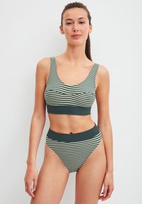 Set di bikini a righe verdi e bianche composto da un bralette con scollo a barca e uno slip a vita alta con una vita e bordi verdi solidi.