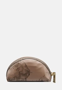 Pochette semi-circolare beige con un design di mappa del mondo vintage e un tiro della cerniera dorato su uno sfondo chiaro.