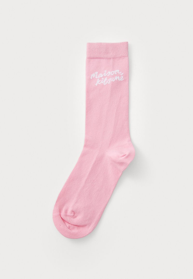 Ružičasta pamučna čarapa s rebrastim rubom i glatkom teksturom. Sadrži bijeli ubrizgani logo "maison kitsuné" blizu vrha.