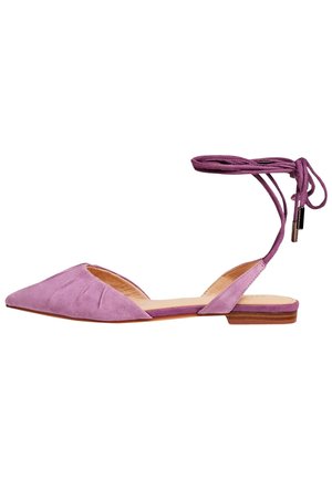 Flacher Schuh aus lavendelfarbenem Wildleder mit spitzer Zehenpartie, Knöchelband und kleinem gestapeltem Absatz. Verfügt über plissierte Details auf der Vorderseite.