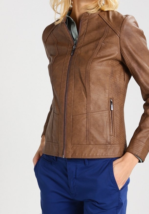 Bruine leren jas met een aansluitend ontwerp, ritssluiting aan de voorkant en gedetailleerde stiksels. Voorzien van ritssluitingen in de zijzakken en textuurelementen.