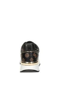 Sneaker nera con accenti dorati, caratterizzata da una parte superiore in pelle texturizzata, dettagli a motivo intricati e una suola bianca con base nera.