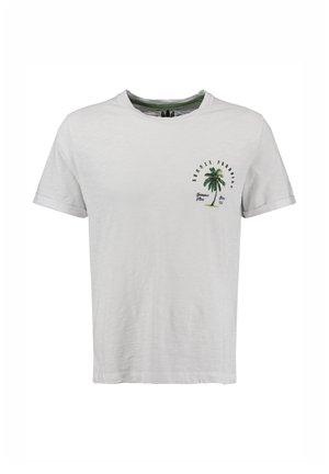 Weißes Baumwoll-T-Shirt mit Rundhalsausschnitt, kurzen Ärmeln und einem grünen Palmenbaum-Motiv auf der linken Brust, das mit schwarzen Textdetails versehen ist.