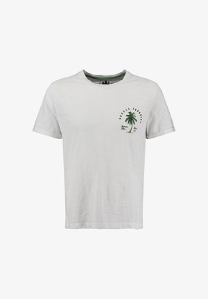 Witte katoenen T-shirt met ronde hals, korte mouwen en een groene palmboomafbeelding op de linkerborst, met tekstdetails in het zwart.