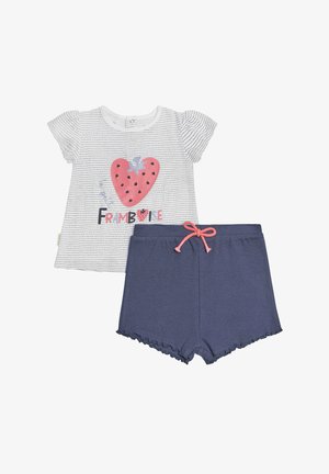 Conjunto de dos piezas que incluye una camiseta de rayas gris con un gráfico de fresa roja y shorts de color azul marino con dobladillo rizado y cordón rosa.