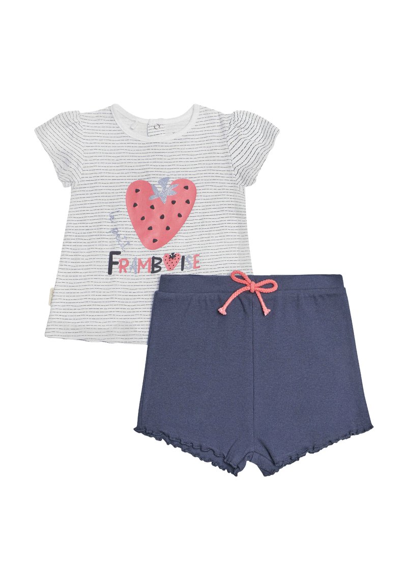 Conjunto de dos piezas que incluye una camiseta de rayas gris con un gráfico de fresa roja y shorts de color azul marino con dobladillo rizado y cordón rosa.