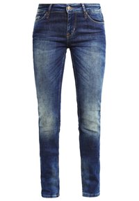 Vaqueros ajustados en denim azul oscuro con un efecto de lavado desgastado, diseño de cinco bolsillos, costuras doradas y cierre con botón de metal.