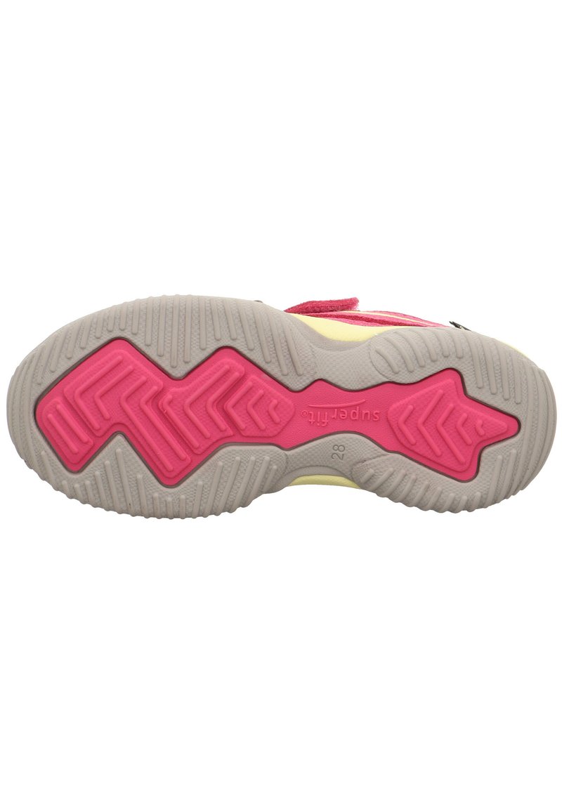 Sohle eines Kinderturnschuhs mit pinkem und grauem Gummimuster, Zickzack-Pattern und dem eingeprägten Markennamen "Superfit".