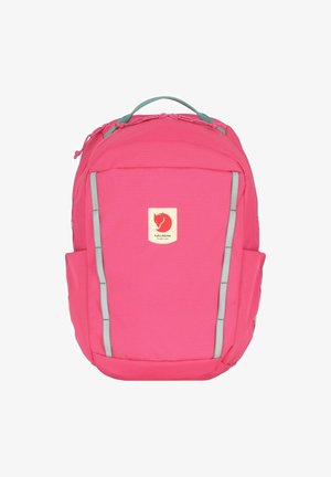 Rosa stoffryggsekk med refleksdetaljer, forsterket håndtak og Fjällräven-logo. Har sidelommer og et strømlinjeformet design.