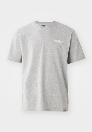 Grå bomulls T-skjorte med rund hals, korte ermer, og en hvit logo som leser "DICKIES DEEP ROOTED" på venstre bryst.