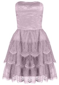 Spetsklänning i ljus lavendel, med en axelbandslös design, flerlagad kjol, intrikat spetsmönster och scalloped fåll.