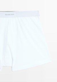 Boxer in cotone bianco con elastico grigio in vita che presenta il logo "Massimo Dutti" stampato in grigio. Tessuto morbido, vestibilità standard.
