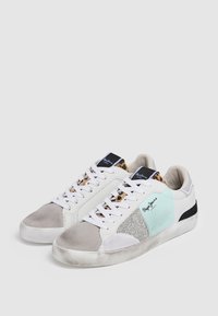 Sneakers bianche con una combinazione di grigio, verde menta e dettagli glitterati, caratterizzati da un pannello in rete testurizzata e un motivo leopardato sulla linguetta.
