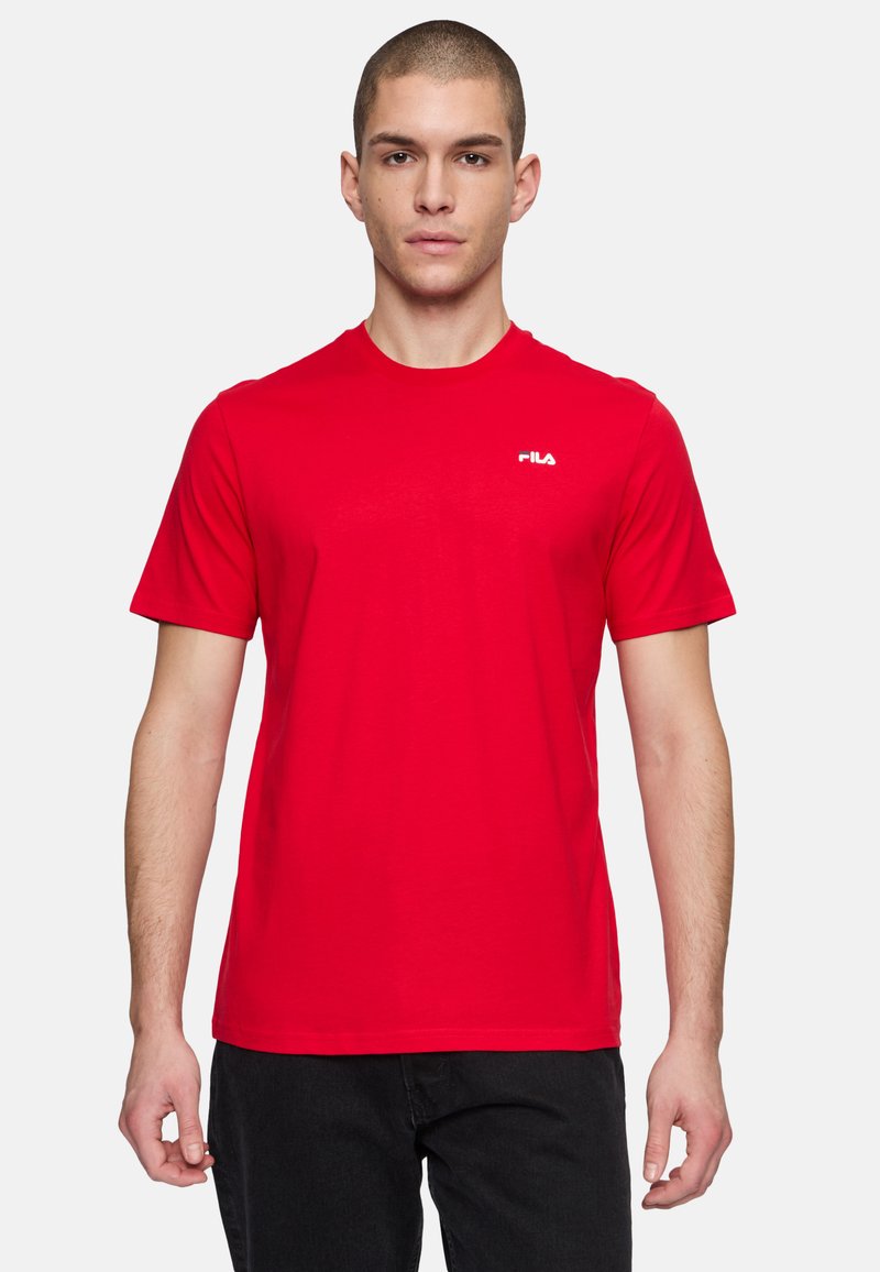 Czerwona koszulka z krótkim rękawem typu crew neck, wykonana z gładkiego materiału, z małym białym logo na lewej piersi; elegancki i dopasowany krój.