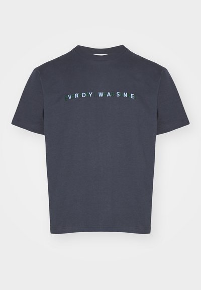 Granatowa bawełniana koszulka z krótkimi rękawami i okrągłym dekoltem. Posiada wyszyty napis "KAŻDEGO DNIA NOSZĘ SŁOŃCE" w zielonym i białym kolorze.