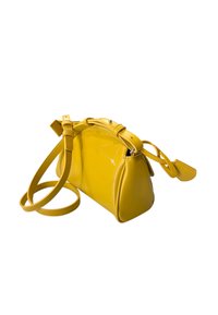 Borsa a mano in pelle gialla con una forma strutturata. Presenta una chiusura con zip, una tracolla regolabile e una texture liscia e lucida. Accentuata con accessori metallici.