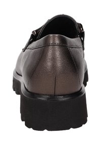 Braune Lederschuhe mit abgerundetem Rücken, strukturiertem Finish, schwarzer, klobiger Sohle und dezenten Nähdetails entlang der oberen Naht.