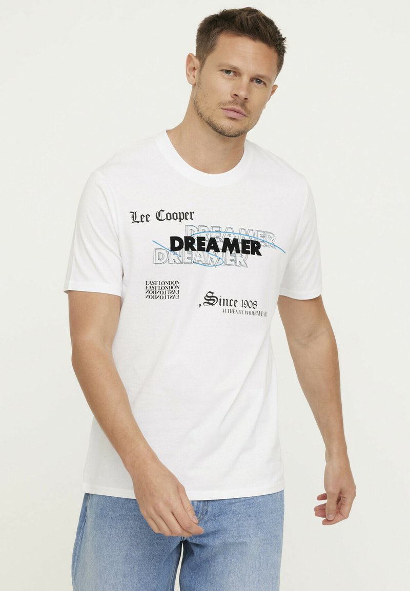 Weißes Baumwoll-T-Shirt mit mehrfarbigem grafischem Text "Dreamer" und "Lee Cooper", mit zusätzlichen Details am Saum. Rundhalsausschnitt, kurze Ärmel.