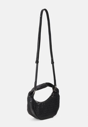 Sac bandoulière en cuir noir tressé avec forme courbée, fermeture éclair et longue bandoulière réglable.