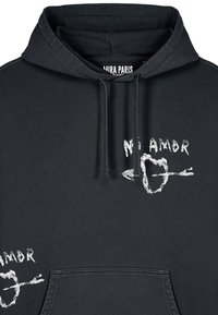 Juodas bliuzonas su raišteliu ir priekiu kišene. Baltas grafikos tekstas ir širdies dizainas kairėje pusėje. Minkšta medvilninė medžiaga.