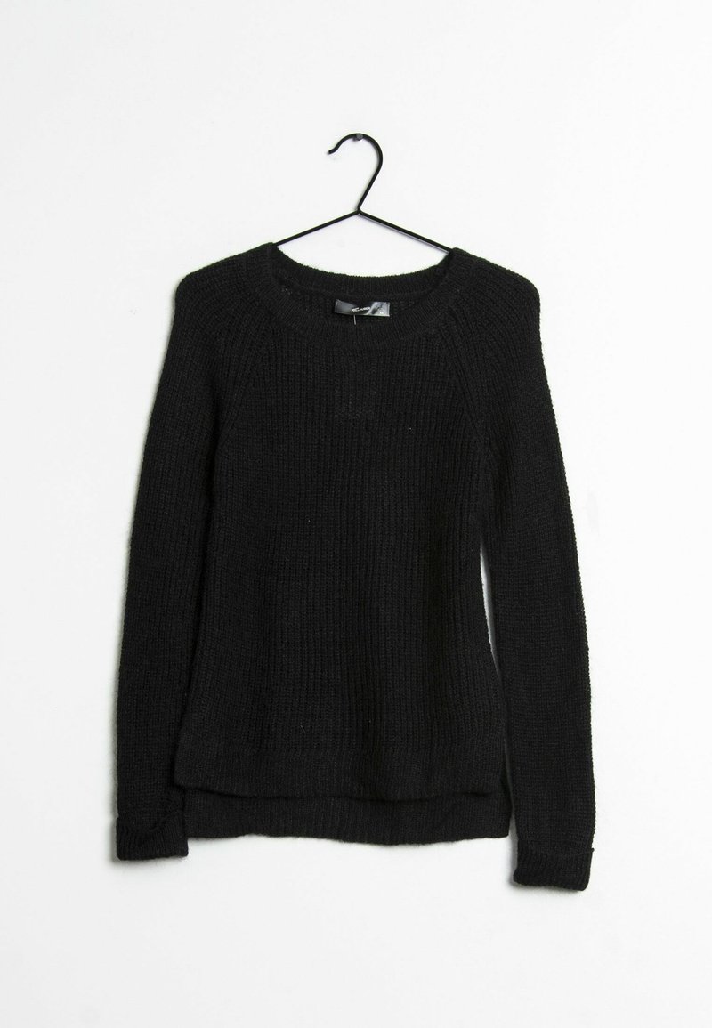 Pull noir tricoté à manches longues avec col ras du cou, suspendu à un cintre noir sur un fond blanc.