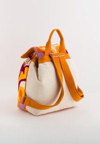 Canvas rugtas met een gestructureerd oranje, paarse en gele bloemenpatroon. Voorzien van een stevige bovenhandgreep en verstelbare schouderbanden.
