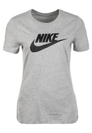 Szara koszulka z krótkim rękawem i okrągłym dekoltem z dużym czarnym logo Nike i symbolem Swoosh nadrukowanym na środku z przodu.