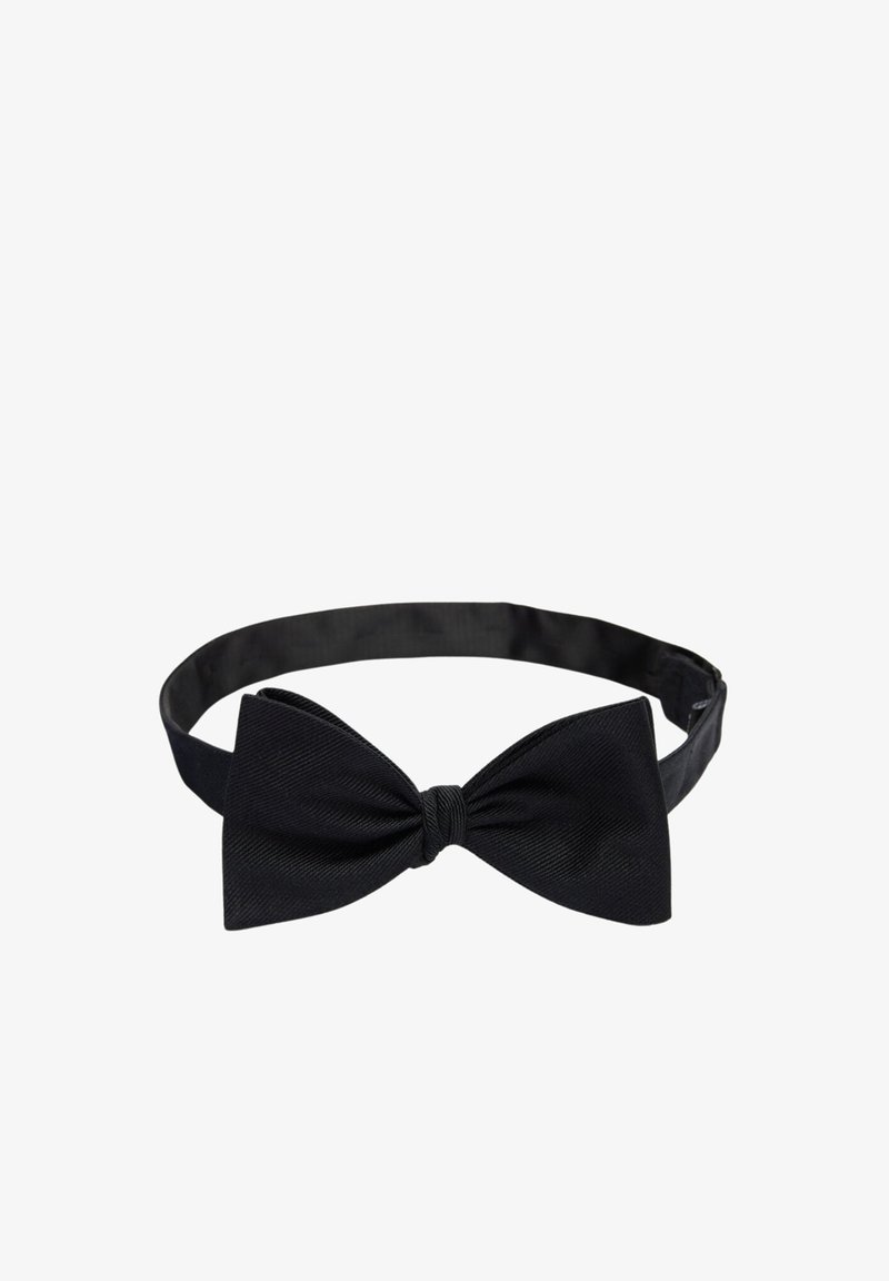 Svart satinfluga med en strukturerad yta, som har en central knut och ett slätt justerbart band. Designad för formell klädsel.