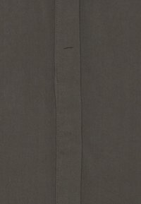 Tissu en coton gris foncé avec une texture lisse, featuring une couture centrale et des détails de surpiqûre subtils.