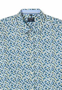 Gemustertes Hemd zum Zuschbuttonen in Blau, Weiß und Gelb, mit kleinem geometrischem Design, Standardkragen und leichter Stoffstruktur.