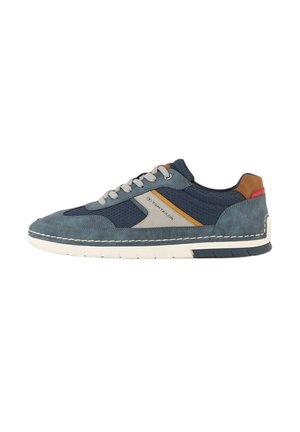 Une basket décontractée simple bleu marine et grise avec une semelle blanche, des accents beige et rouge au talon, des lacets gris et une bande latérale marquée.