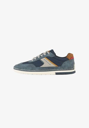 Enkele marineblauwe en grijze casual sneaker met witte zool, beige en rode hielaccenten, grijze veters en een merkstreep aan de zijkant.