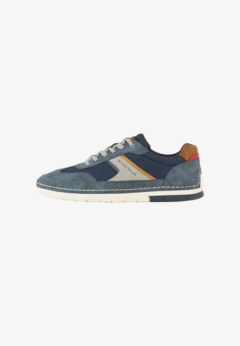 Une basket décontractée simple bleu marine et grise avec une semelle blanche, des accents beige et rouge au talon, des lacets gris et une bande latérale marquée.