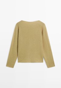 Pull en maille beige à manches longues avec un col large et un ourlet droit, posé à plat sur un fond blanc.