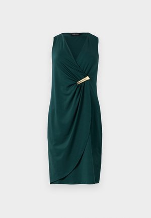 Zelené šaty bez rukávov s návrhom do zavinovania a drapériou. Má zlatý akcent v páse. Hladká textúra.